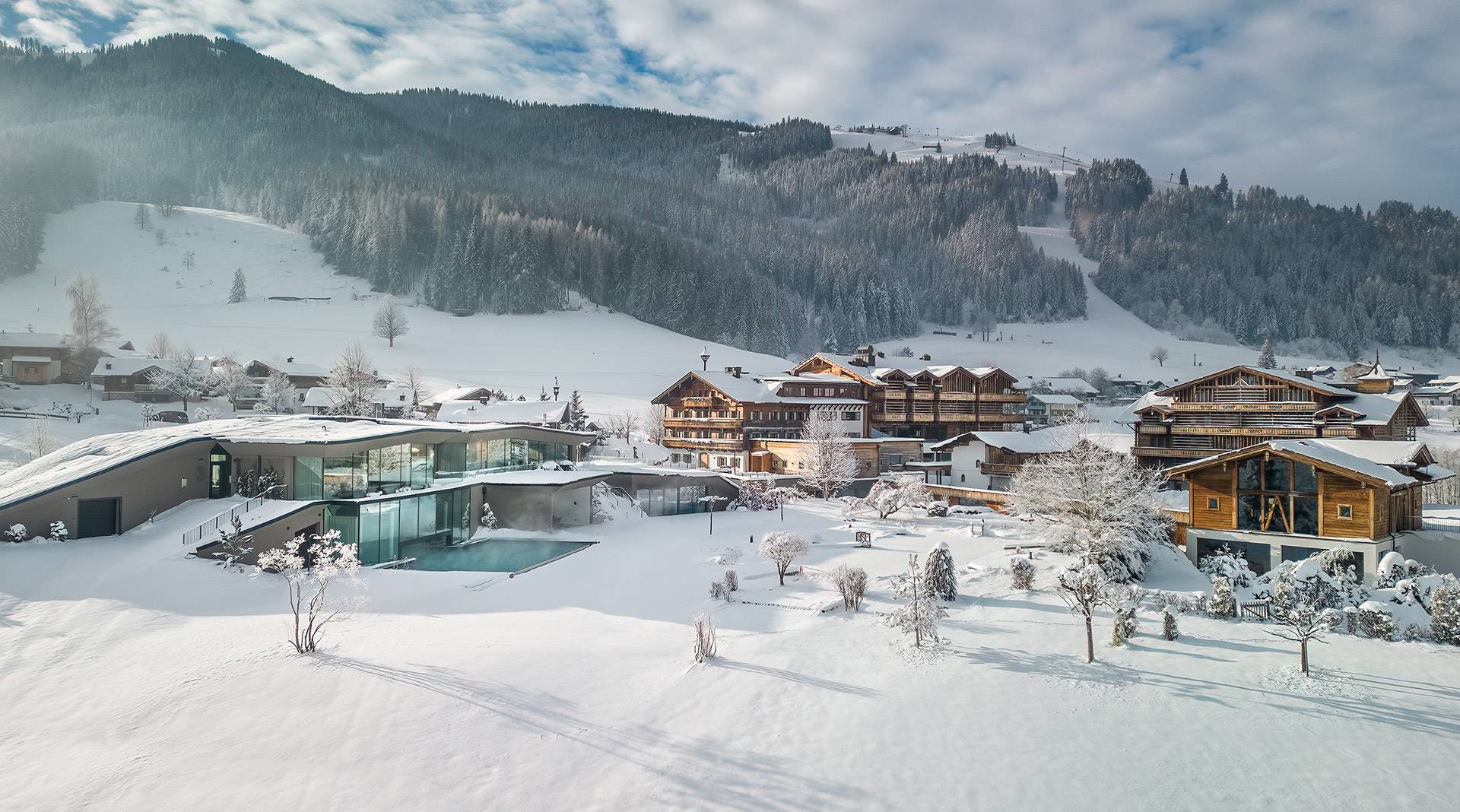 Skiurlaub direkt neben der Skipiste im Alpine Wellness Hotel Puradies in Leogang Alpine Wellness Hotel Puradies in Leogang